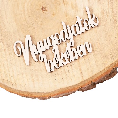 4db. "Nyugodjatok Békében" felirat fából 10 x 5cm - Fehér