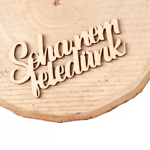 4db. "Soha nem feledünk" felirat fából 10 x 5cm - Natúr